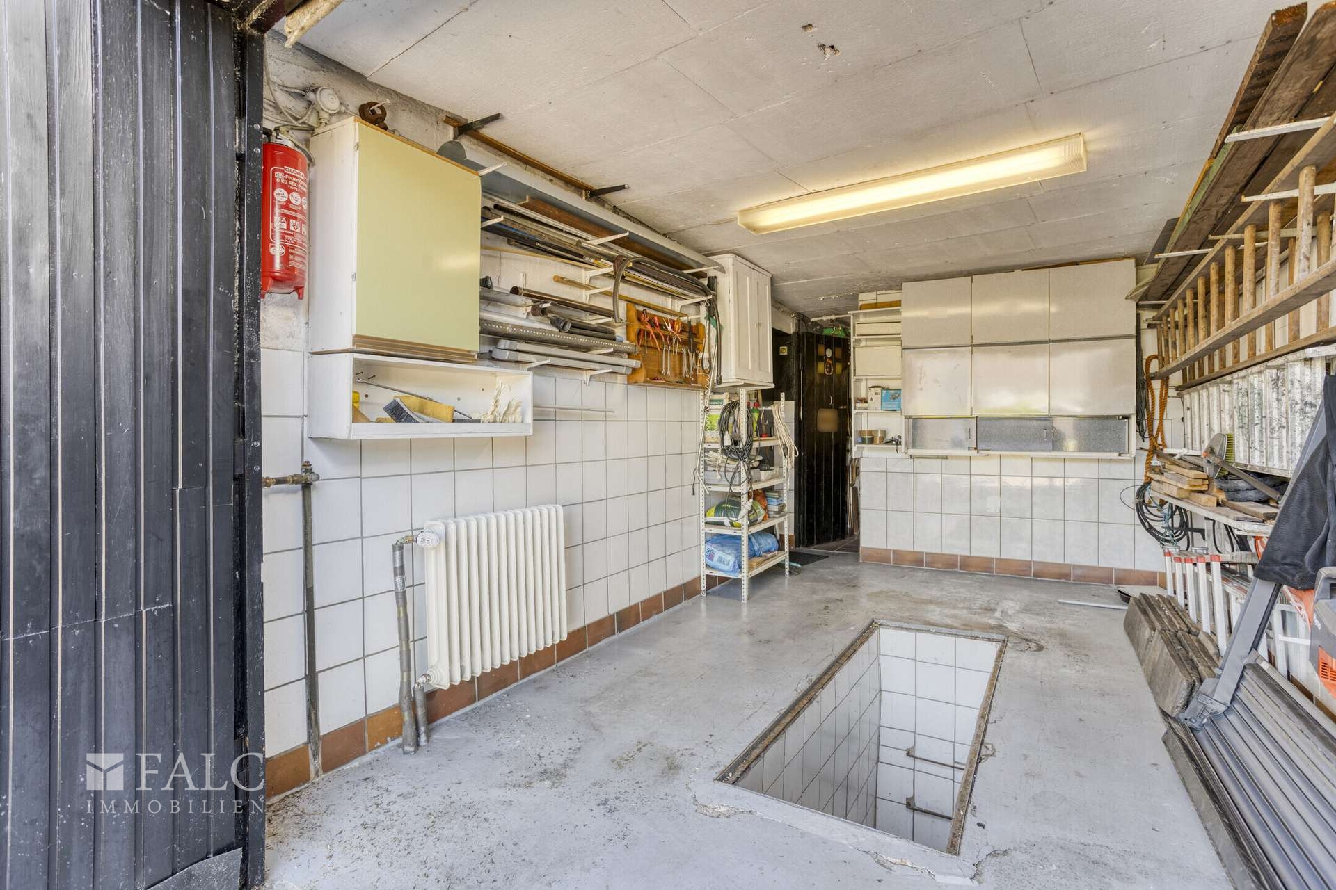 Garage mit Grube für Bastler
